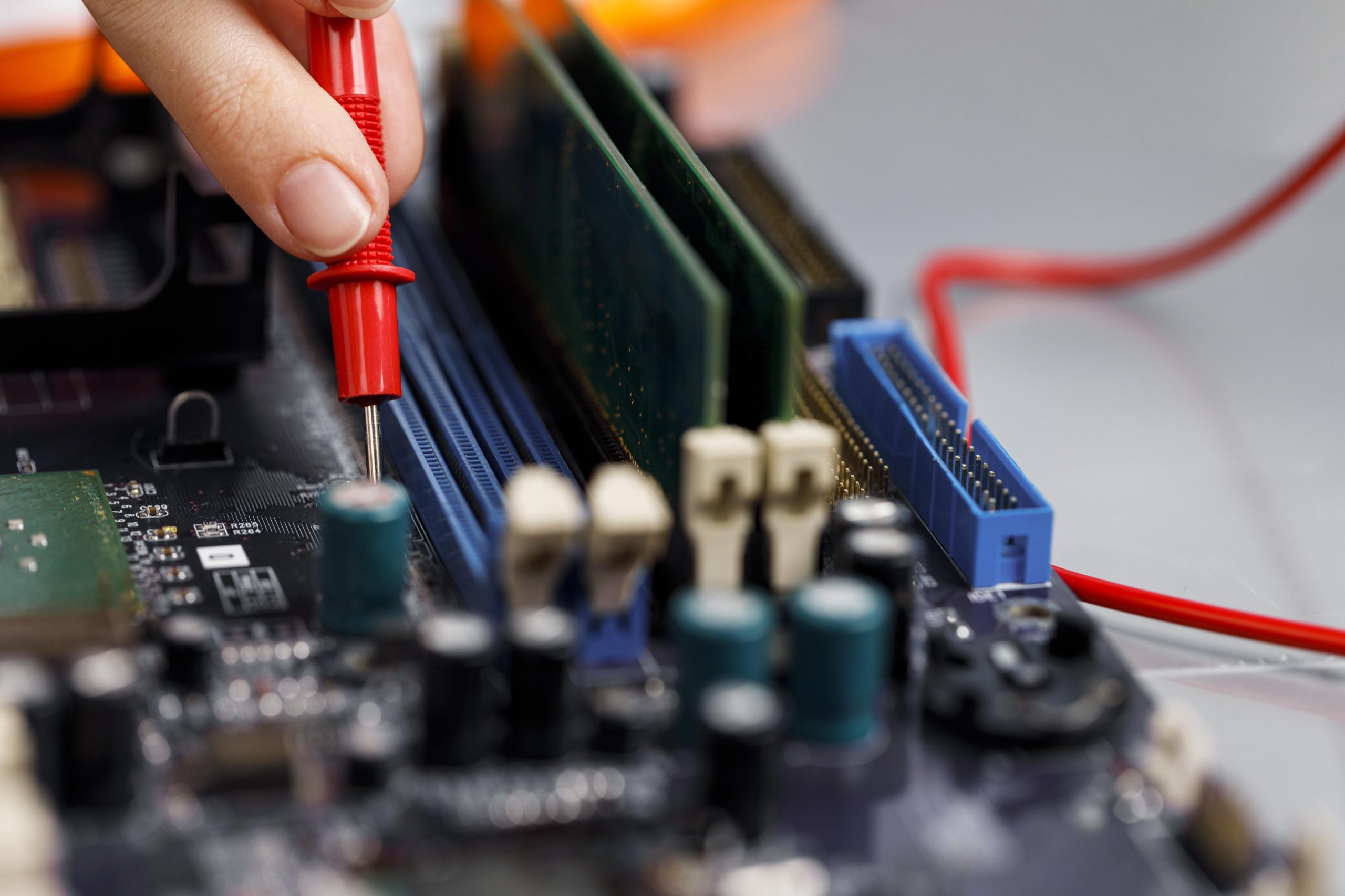 tecnico femenino con placa base de computadora
