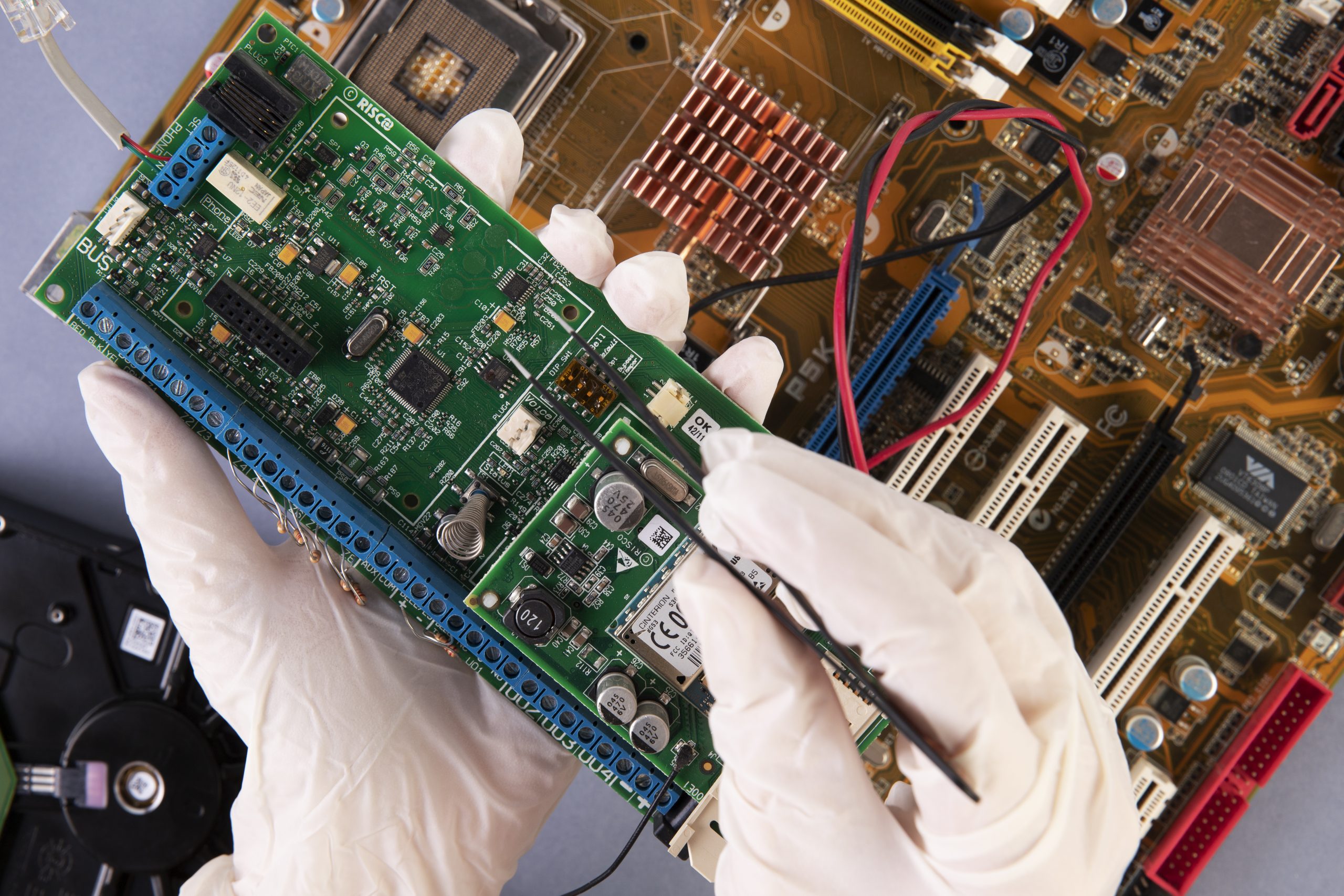 cerrar manos sosteniendo componentes de hardware